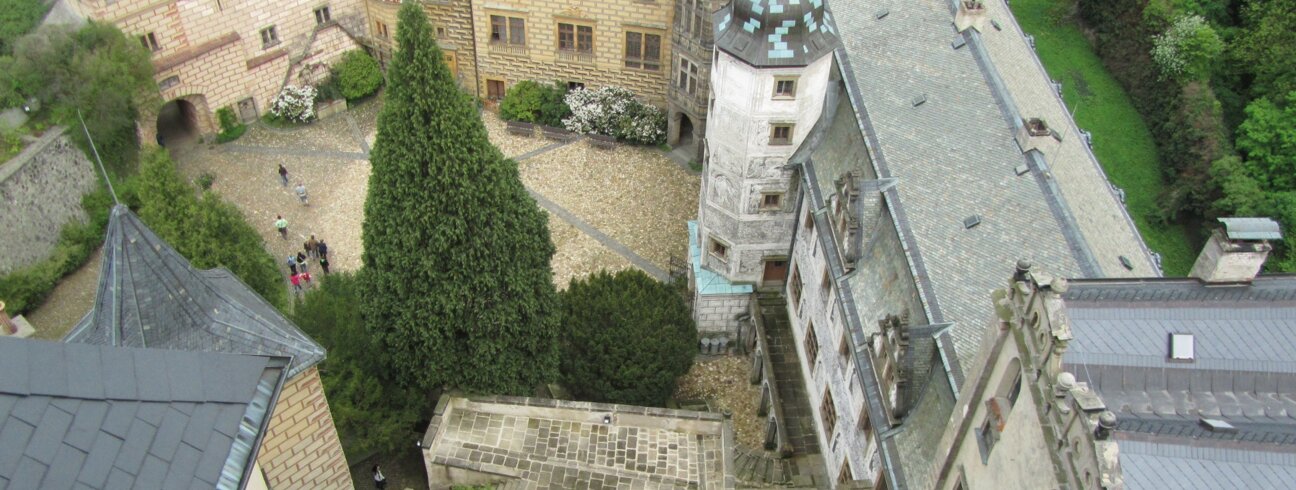 Pohled z hradní věže Indiky na zámecké nádvoří