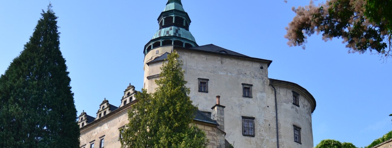 Pohled na hrad a Rytířskou stezku ze zámeckého nádvoří | © Jakub Kulda