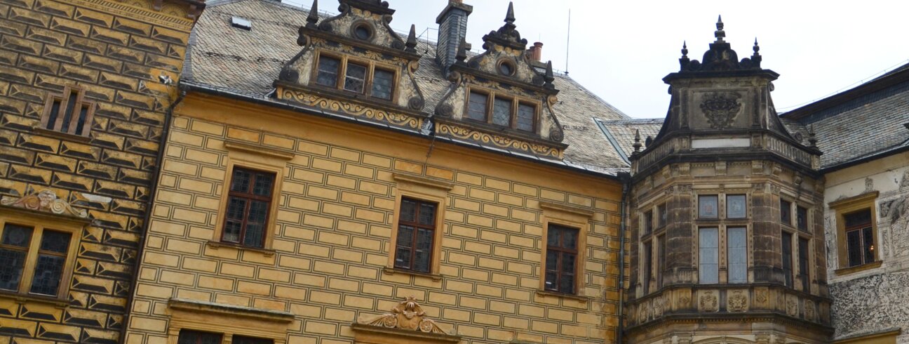Renesanční zámek a kastelánské křídlo (pohled z nádvoří) | © Jakub Kulda
