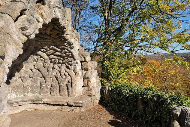 Na Hrubém Rohozci probíhá oprava říms a okapových svodů ve vnitřním nádvoří, současně pokračují práce na opravě a statickém zajištění groty v zámeckém parku