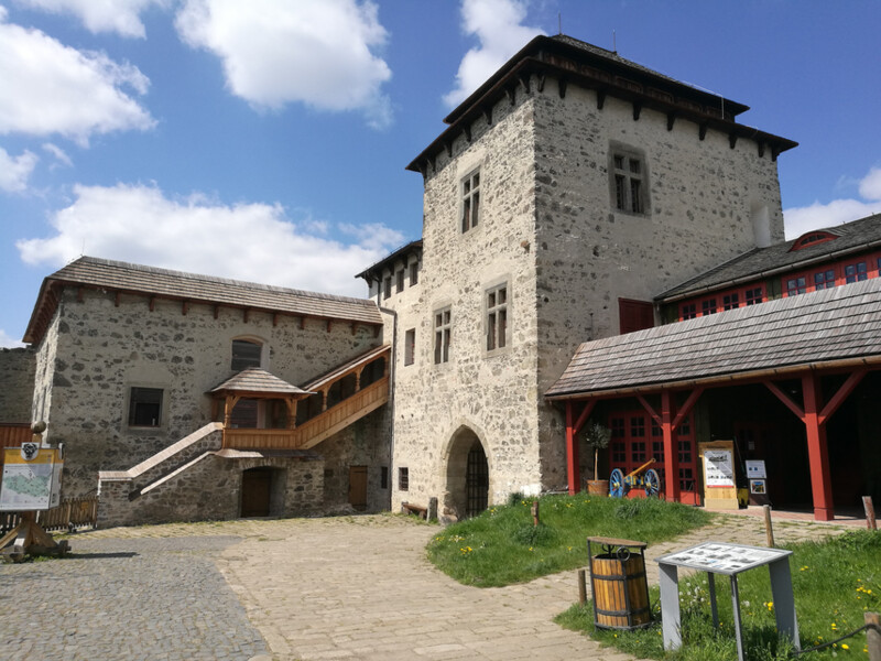 Absolutním skokanem v návštěvnosti je hrad Kunětická hora
